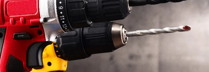 Zwei Akkuschrauber mit unterschiedlichen Bohrern